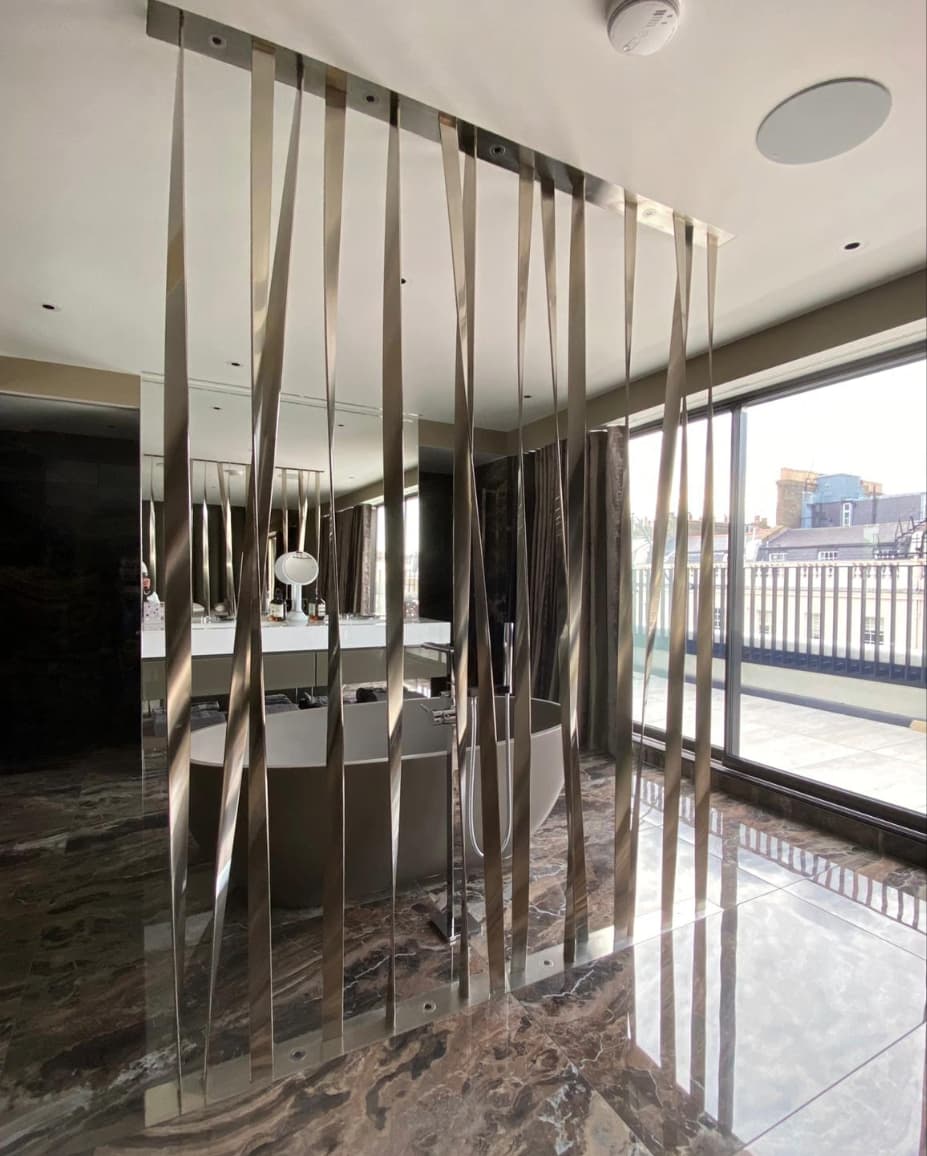 "Twist and shine" divider